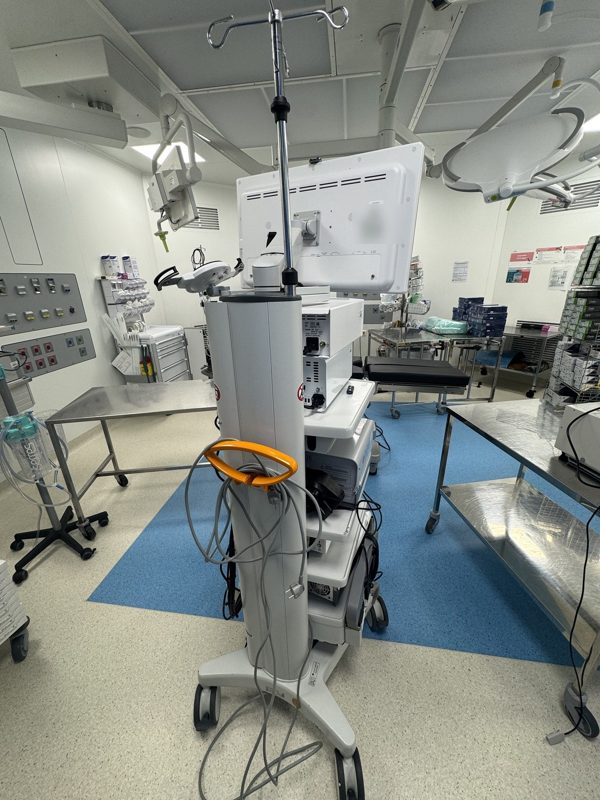 La colonne d'arthroscopie de dos, son mât et le pied à perfusion.